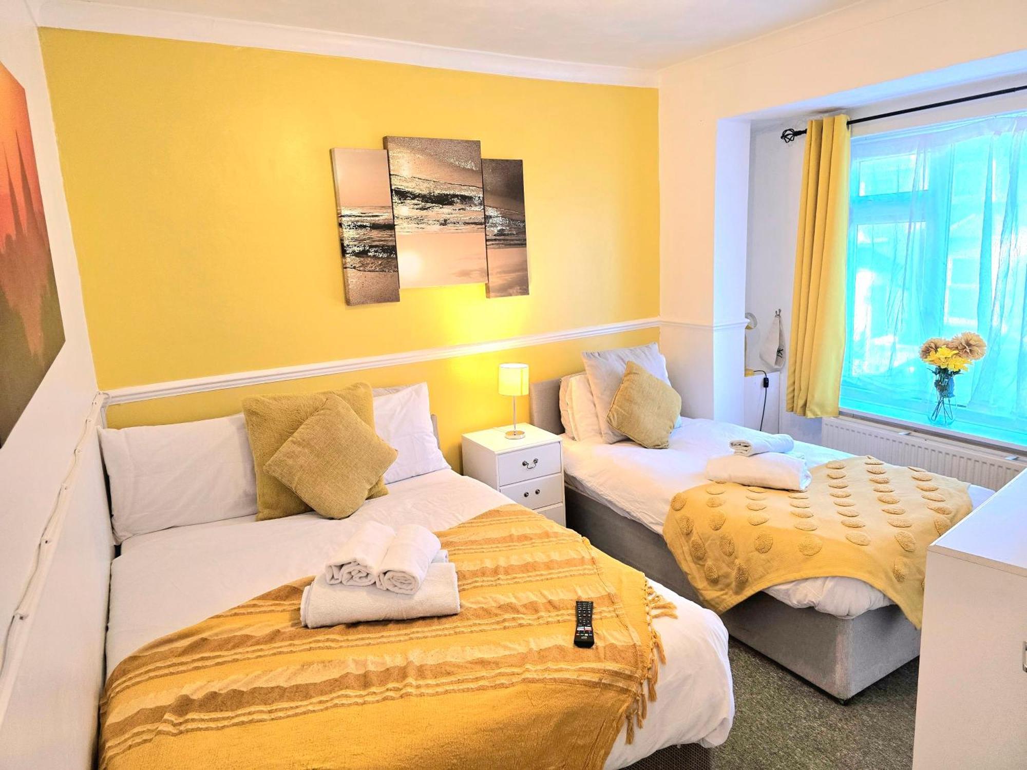 Gillings Villa -Perfect For Long & Short Stays Gillingham  Kültér fotó